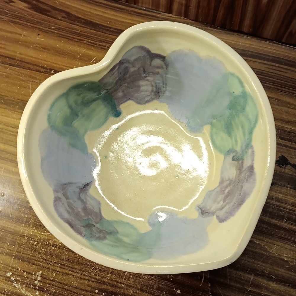 Vintage 1990 Alan Ward glazed pottery heart bowl signature